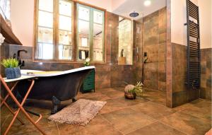 Maisons de vacances Five Bedroom Gorgeous Home In Tarascon : photos des chambres