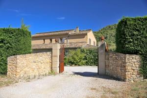 Appartements Gite 6-8 pers dans Mas provencal avec piscine et jardin : photos des chambres
