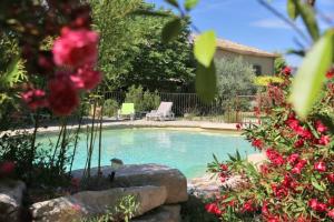Appartements Gite 6-8 pers dans Mas provencal avec piscine et jardin : photos des chambres