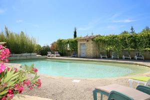 Appartements Gite 6-8 pers dans Mas provencal avec piscine et jardin : photos des chambres