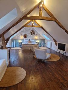 Maisons d'hotes Au Moulin Saint Nicol - Honfleur : Chambre 7 : Suite Deluxe Climatisée avec Douche et Baignoire
