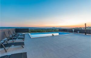 Cozy Home In Tinj With Wifi