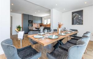 Cozy Home In Tinj With Wifi 