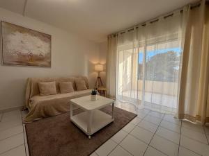 T2 lumineux 4 pers, pisc,plag 2min, park priv,wifi