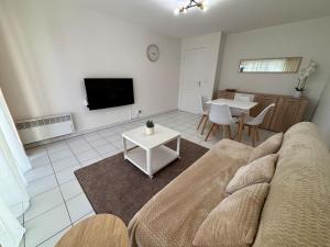 T2 lumineux 4 pers, pisc,plag 2min, park priv,wifi