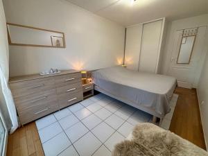 T2 lumineux 4 pers, pisc,plag 2min, park priv,wifi