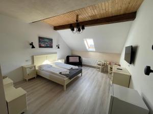 Queen Room room in Guest House Hena