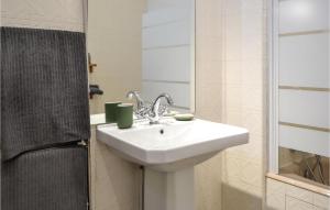 Maisons de vacances Amazing Home In Leognan With Sauna : photos des chambres