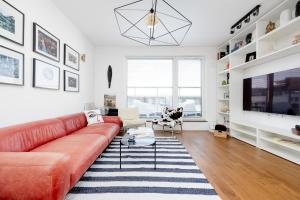 Modern & Stylish Apartment with Balcony Warsaw by Noclegi Renters