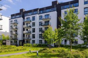 Modern & Stylish Apartment with Balcony Warsaw by Noclegi Renters