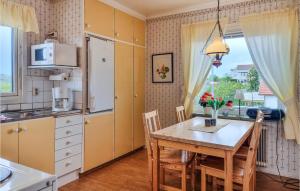 2 Bedroom Lovely Apartment In Kungshamn