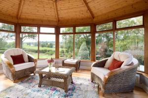 Luxurious tranquil private sleeps 8 free parking