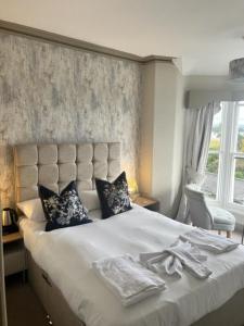 Family Room with Sea View room in The Commodore Inn