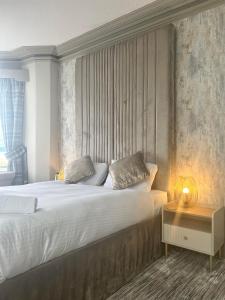 Double Room with Sea View room in The Commodore Inn