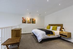 CBD Loft with Mountain View, Balcony, Aircon, Parking
