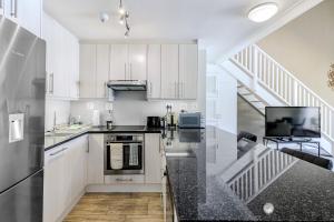 CBD Loft with Mountain View, Balcony, Aircon, Parking