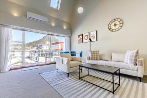 CBD Loft with Mountain View, Balcony, Aircon, Parking