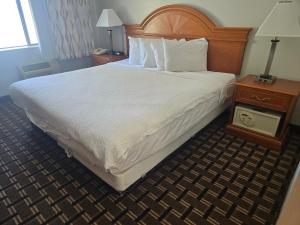 King Room - Disability Access/Non-Smoking room in Days Inn by Wyndham Portage