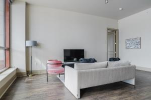 Blueground Downtown 2bd apartment ATX-284