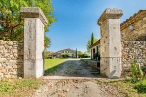 Maisons de vacances Mas Beauregard - maison avec piscine : Maison 4 Chambres