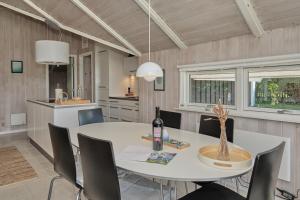 Beautiful Home In Rønde With 3 Bedrooms And Wifi