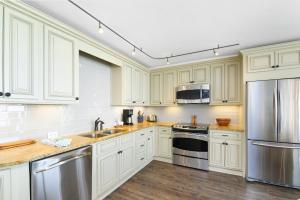 Edgewater Leeward #307