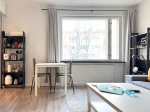 QUIET HAVEN - Fast WiFi, Functional Living, Remote Work, Doorstep Parking