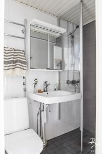 QUIET HAVEN - Fast WiFi, Functional Living, Remote Work, Doorstep Parking