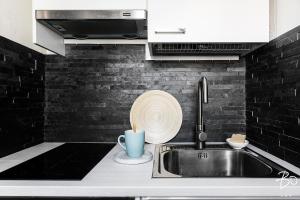 QUIET HAVEN - Fast WiFi, Functional Living, Remote Work, Doorstep Parking