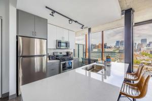 Freshly Minted 2BR - Elegance & Comfort in Central Chicago