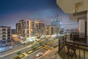 Chic Studio Stay with Gym, Pool, and Kitchenette