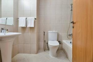 Chic Studio Stay with Gym, Pool, and Kitchenette