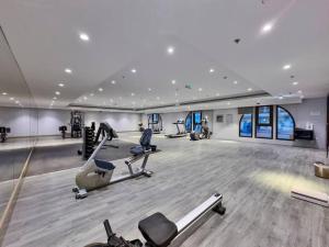 Chic Studio Stay with Gym, Pool, and Kitchenette