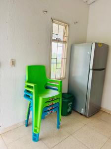 Cabaña flores en la colina