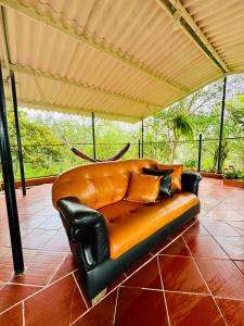 Cabaña flores en la colina