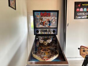 Maisons de vacances Le So Art, grande maison 4 chambres, terrain de petanque, grand jardin clos, flipper, babyfoot, jeux Arcade, ping pong,1 km mer, proche golf, Port en Bessin, Bayeux et plages du debarquement, adaptee enfants : photos des chambres