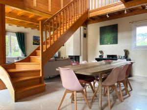 Maisons de vacances Le So Art, grande maison 4 chambres, terrain de petanque, grand jardin clos, flipper, babyfoot, jeux Arcade, ping pong,1 km mer, proche golf, Port en Bessin, Bayeux et plages du debarquement, adaptee enfants : photos des chambres