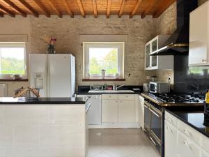 Maisons de vacances Le So Art, grande maison 4 chambres, terrain de petanque, grand jardin clos, flipper, babyfoot, jeux Arcade, ping pong,1 km mer, proche golf, Port en Bessin, Bayeux et plages du debarquement, adaptee enfants : photos des chambres