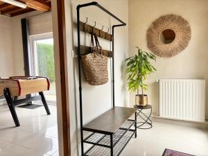 Maisons de vacances Le So Art, grande maison 4 chambres, terrain de petanque, grand jardin clos, flipper, babyfoot, jeux Arcade, ping pong,1 km mer, proche golf, Port en Bessin, Bayeux et plages du debarquement, adaptee enfants : photos des chambres