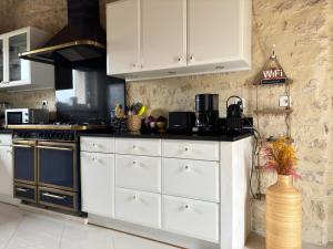 Maisons de vacances Le So Art, grande maison 4 chambres, terrain de petanque, grand jardin clos, flipper, babyfoot, jeux Arcade, ping pong,1 km mer, proche golf, Port en Bessin, Bayeux et plages du debarquement, adaptee enfants : photos des chambres