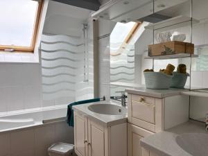 Maisons de vacances Le So Art, grande maison 4 chambres, terrain de petanque, grand jardin clos, flipper, babyfoot, jeux Arcade, ping pong,1 km mer, proche golf, Port en Bessin, Bayeux et plages du debarquement, adaptee enfants : photos des chambres