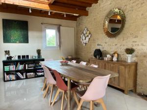 Maisons de vacances Le So Art, grande maison 4 chambres, terrain de petanque, grand jardin clos, flipper, babyfoot, jeux Arcade, ping pong,1 km mer, proche golf, Port en Bessin, Bayeux et plages du debarquement, adaptee enfants : photos des chambres