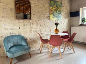 Maisons de vacances Le So Art, grande maison 4 chambres, terrain de petanque, grand jardin clos, flipper, babyfoot, jeux Arcade, ping pong,1 km mer, proche golf, Port en Bessin, Bayeux et plages du debarquement, adaptee enfants : photos des chambres
