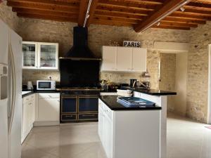 Maisons de vacances Le So Art, grande maison 4 chambres, terrain de petanque, grand jardin clos, flipper, babyfoot, jeux Arcade, ping pong,1 km mer, proche golf, Port en Bessin, Bayeux et plages du debarquement, adaptee enfants : photos des chambres