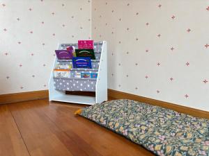 Maisons de vacances Le So Art, grande maison 4 chambres, terrain de petanque, grand jardin clos, flipper, babyfoot, jeux Arcade, ping pong,1 km mer, proche golf, Port en Bessin, Bayeux et plages du debarquement, adaptee enfants : photos des chambres