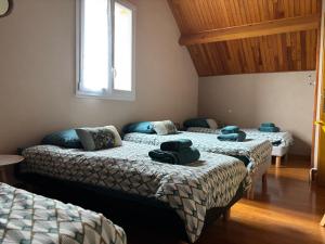 Maisons de vacances Le So Art, grande maison 4 chambres, terrain de petanque, grand jardin clos, flipper, babyfoot, jeux Arcade, ping pong,1 km mer, proche golf, Port en Bessin, Bayeux et plages du debarquement, adaptee enfants : photos des chambres