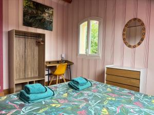 Maisons de vacances Le So Art, grande maison 4 chambres, terrain de petanque, grand jardin clos, flipper, babyfoot, jeux Arcade, ping pong,1 km mer, proche golf, Port en Bessin, Bayeux et plages du debarquement, adaptee enfants : photos des chambres