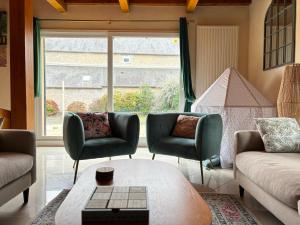 Maisons de vacances Le So Art, grande maison 4 chambres, terrain de petanque, grand jardin clos, flipper, babyfoot, jeux Arcade, ping pong,1 km mer, proche golf, Port en Bessin, Bayeux et plages du debarquement, adaptee enfants : photos des chambres