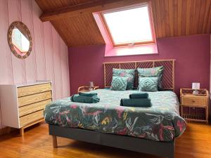 Maisons de vacances Le So Art, grande maison 4 chambres, terrain de petanque, grand jardin clos, flipper, babyfoot, jeux Arcade, ping pong,1 km mer, proche golf, Port en Bessin, Bayeux et plages du debarquement, adaptee enfants : photos des chambres