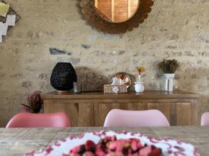 Maisons de vacances Le So Art, grande maison 4 chambres, terrain de petanque, grand jardin clos, flipper, babyfoot, jeux Arcade, ping pong,1 km mer, proche golf, Port en Bessin, Bayeux et plages du debarquement, adaptee enfants : photos des chambres